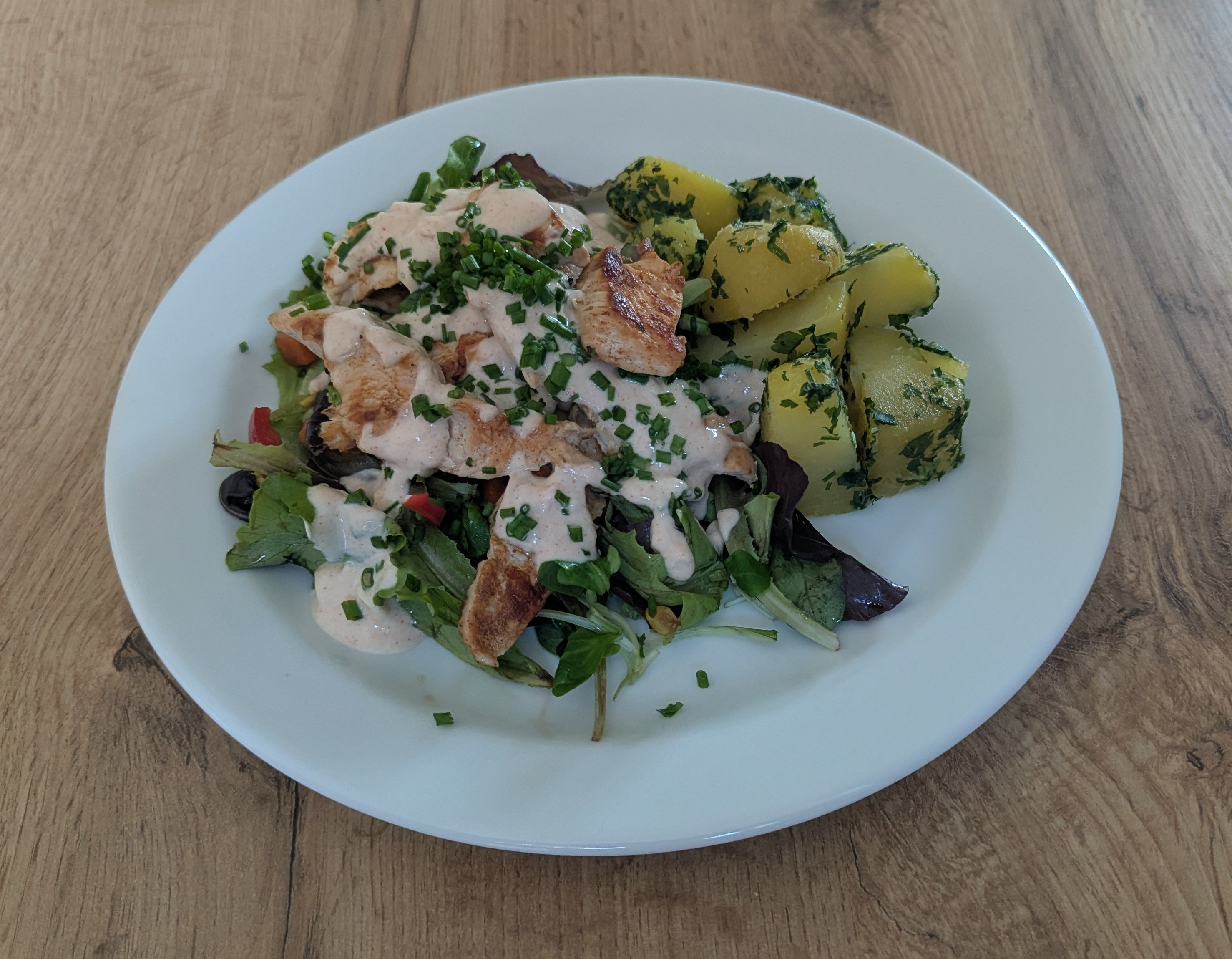 Geflügelsalat mit Petersilienkartoffel und Joghurtdressing