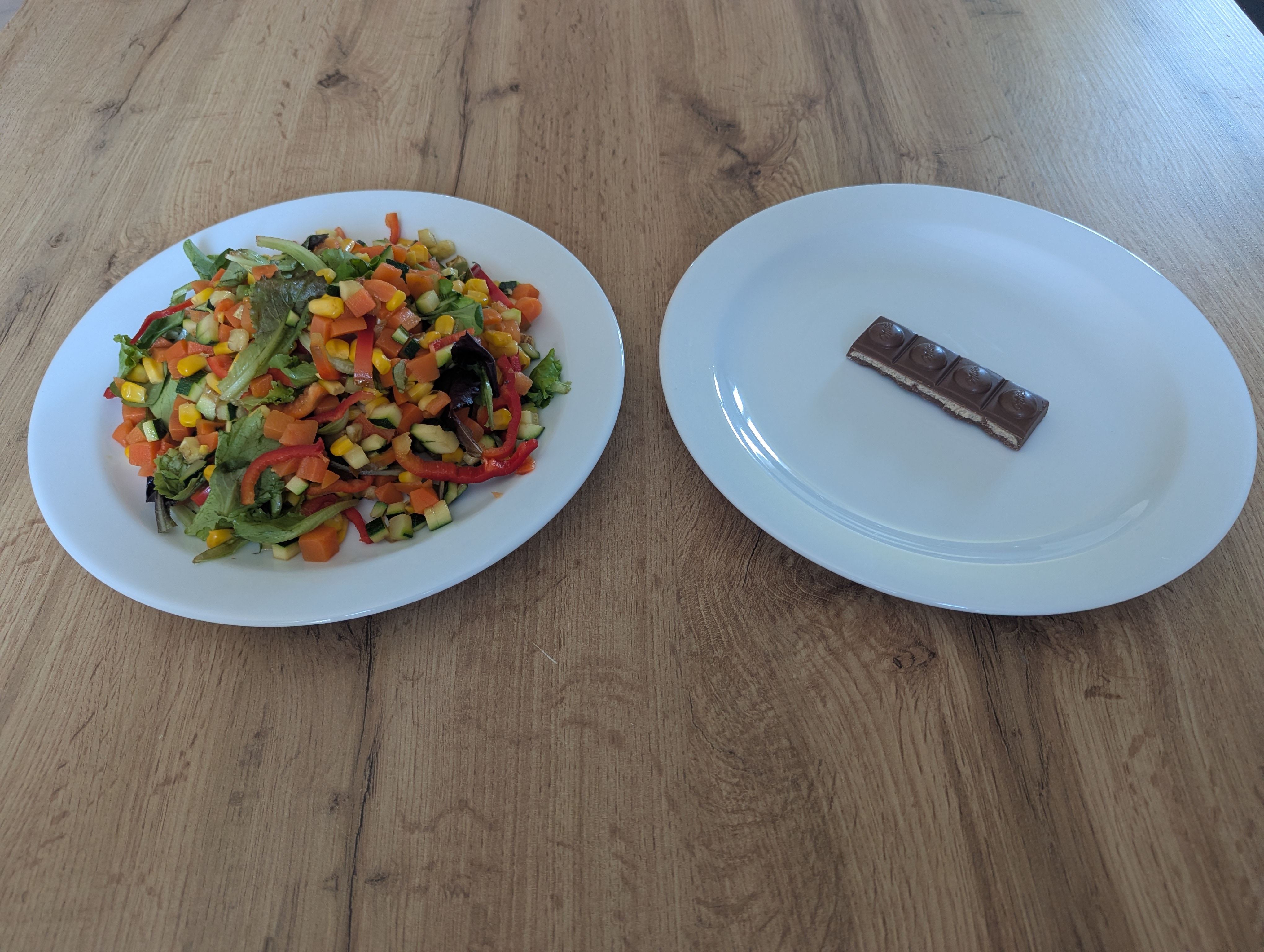 Schokolade und Gemüse im Kalorienvergleich